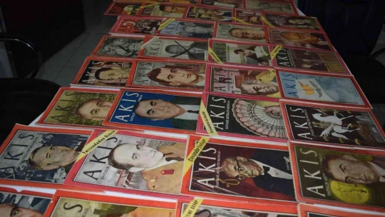 Babasının arşivinden çıkan 60 yıllık dergilere gözü gibi bakıyor