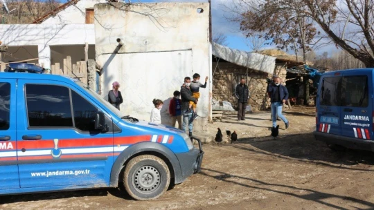 Babasının sırtında taşıdığı Batuhan'a jandarmadan anlamlı ziyaret