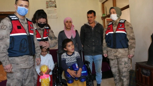 Babasının sırtında taşıdığı Batuhan'a jandarmadan anlamlı ziyaret