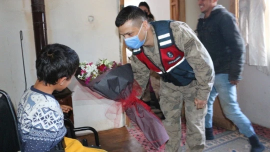 Babasının sırtında taşıdığı Batuhan'a jandarmadan anlamlı ziyaret