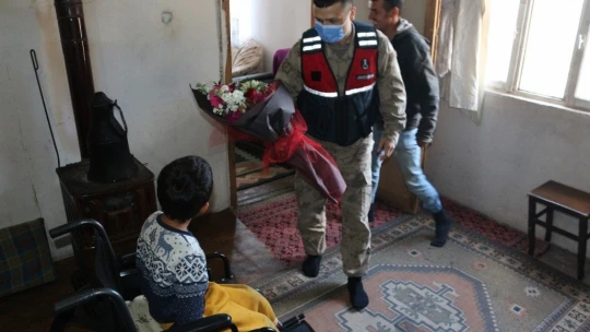 Babasının sırtında taşıdığı Batuhan'a jandarmadan anlamlı ziyaret