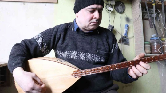 Bağlamayı hem üretiyor hem de çalıyor