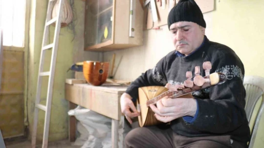 Bağlamayı hem üretiyor hem de çalıyor