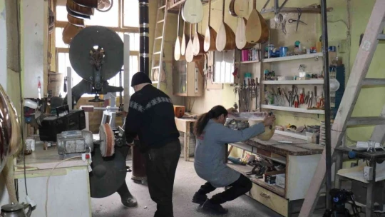 Bağlamayı hem üretiyor hem de çalıyor