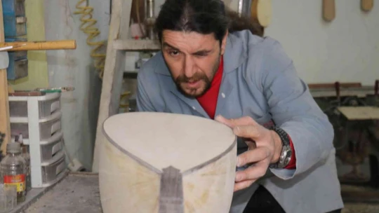 Bağlamayı hem üretiyor hem de çalıyor