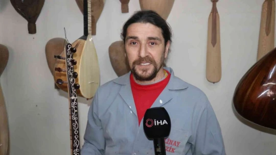 Bağlamayı hem üretiyor hem de çalıyor
