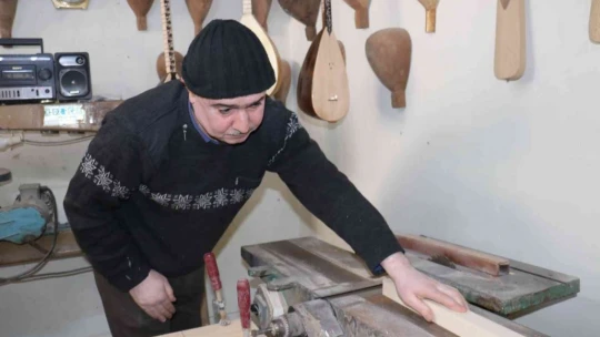 Bağlamayı hem üretiyor hem de çalıyor
