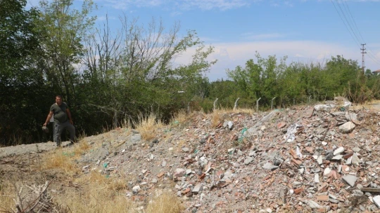 Bahçesine dökülen molozların kaldırılmasını istiyor