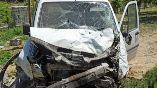 Bahçeye düşen aracın sürücüsü yaralandı