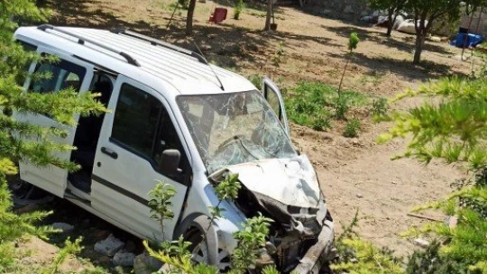 Bahçeye düşen aracın sürücüsü yaralandı