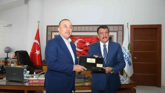 Bakan Çavuşoğlu'ndan valilik ve belediye ziyareti