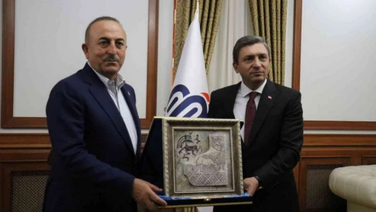 Bakan Çavuşoğlu'ndan valilik ve belediye ziyareti