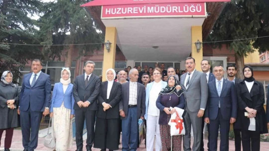 Bakan Derya Yanık, Malatya'da Huzurevi'ni ziyaret etti