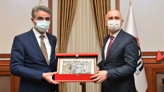 Bakan Karaismailoğlu, gişede vatandaşların işlemlerini yaptı