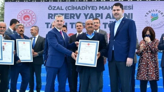 Bakan Kurum, Özal Mahallesi rezerv alanı tapu teslim törenine katıldı