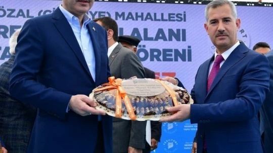 Bakan Kurum, Özal Mahallesi rezerv alanı tapu teslim törenine katıldı
