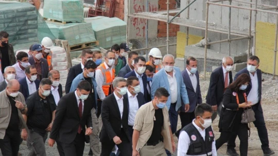 Bakan Kurum, Pütürge'de deprem konutlarını inceledi