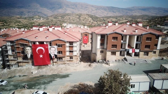 Bakan Kurum, Pütürge'de deprem konutlarını inceledi