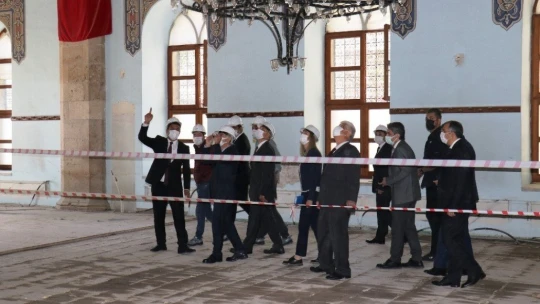 Bakan Yardımcısı Demircan'dan depremde hasar gören camide inceleme