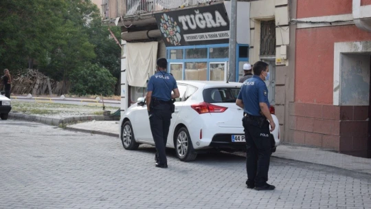 Balkondan düşen çocuğu vatandaşlar fark etti