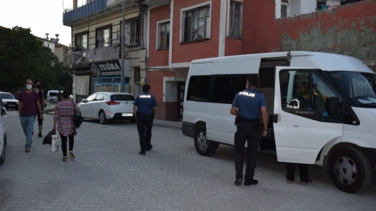 Balkondan düşen çocuğu vatandaşlar fark etti