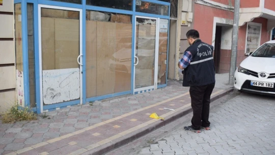 Balkondan düşen çocuğu vatandaşlar fark etti