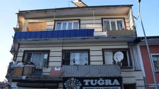 Balkondan düşen çocuğu vatandaşlar fark etti