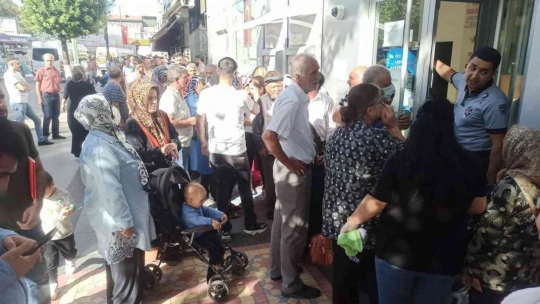 Bankalar önünde sosyal konut kuyruğu