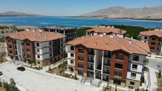Baraj manzaralı deprem konutları tatil köylerini aratmıyor
