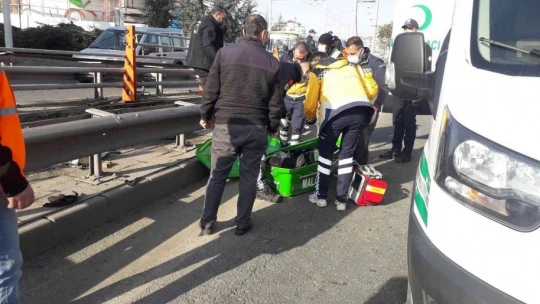 Bariyerlere çarpan araç takla attı: 1 ölü 2 yaralı