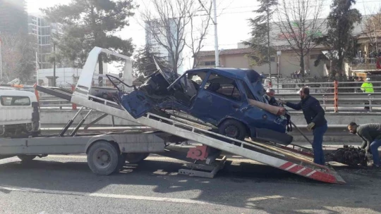 Bariyerlere çarpan araç takla attı: 1 ölü 2 yaralı