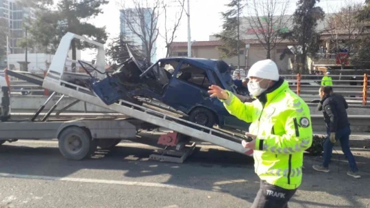 Bariyerlere çarpan araç takla attı: 1 ölü 2 yaralı