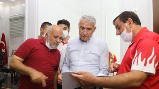 Başarılı Badmintonculardan Başkan Güder'e ziyaret