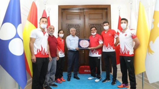 Başarılı Badmintonculardan Başkan Güder'e ziyaret
