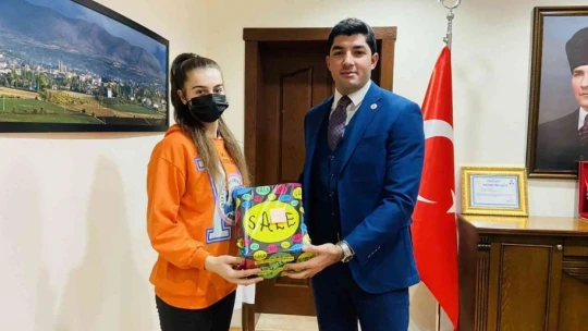 Başarılı voleybolculara hediye