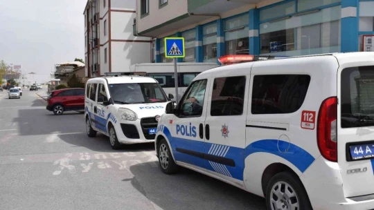 Başından yaralanan genç, polisi alarma geçirdi