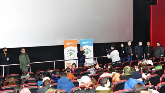 Başkan Çınar'dan öğrencilere karne hediyesi