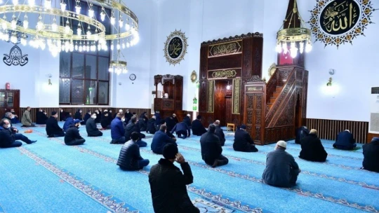 Başkan Çınar, kandil simidi, lokum ve gül suyu dağıttı