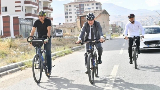 Başkan Çınar mesaiye bisikletle geldi