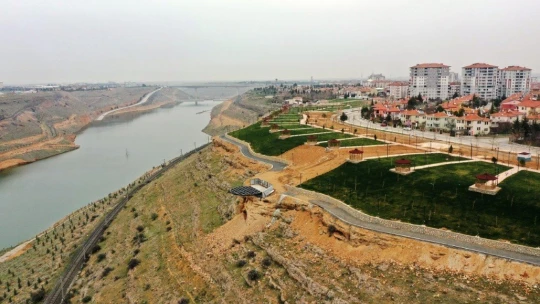 Başkan Çınar, yapımı süren seyir terasını inceledi