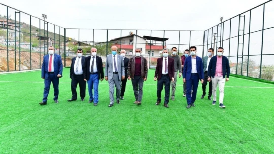 Başkan Çınar, yapımı tamamlanan semt sahasını inceledi