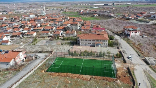 Başkan Çınar, yapımı tamamlanan semt sahasını inceledi