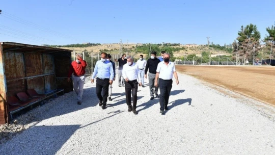 Başkan Çınar, yeni futbol sahasını inceledi