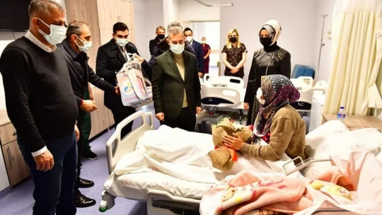 Başkan Çınar, yeni yılın ilk bebeklerini ziyaret etti