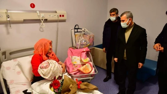 Başkan Çınar, yeni yılın ilk bebeklerini ziyaret etti