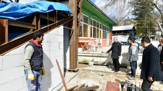 Başkan Çınar, Yeşilyurt güreş sahası çalışmalarını inceledi
