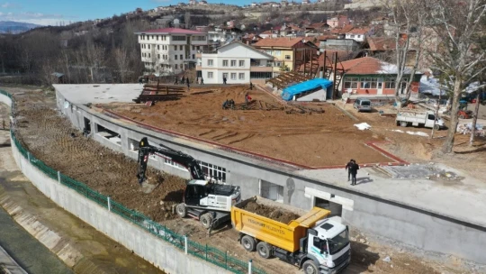 Başkan Çınar, Yeşilyurt güreş sahası çalışmalarını inceledi