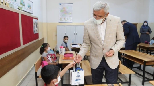 Başkan Güder'den öğrencilere ikram ve hediye