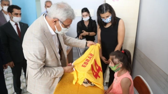 Başkan Güder'den öğrencilere ikram ve hediye