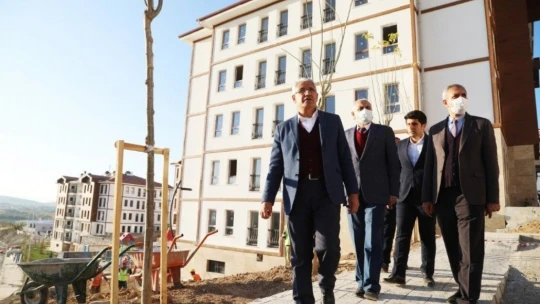 Başkan Güder, deprem konutlarını inceledi